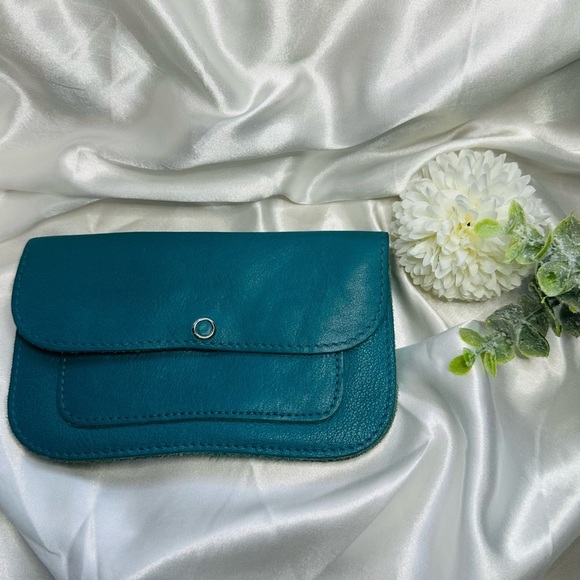 Leather Keecie wallet with a silkscreen of a cat chasing a bird on the inside - Picture 1 of 16